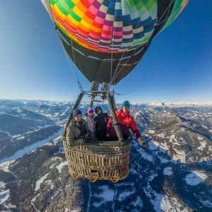 Expediční let balonem přes hory