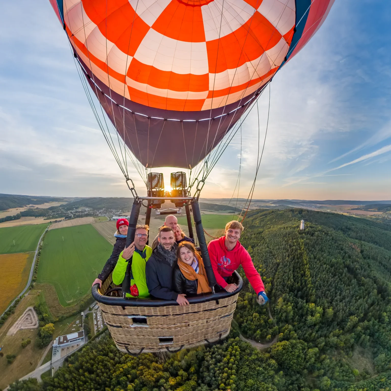 Pohled na balon z 360 kamery během ranního vyhlídkového letu balonem nad Tišnovem