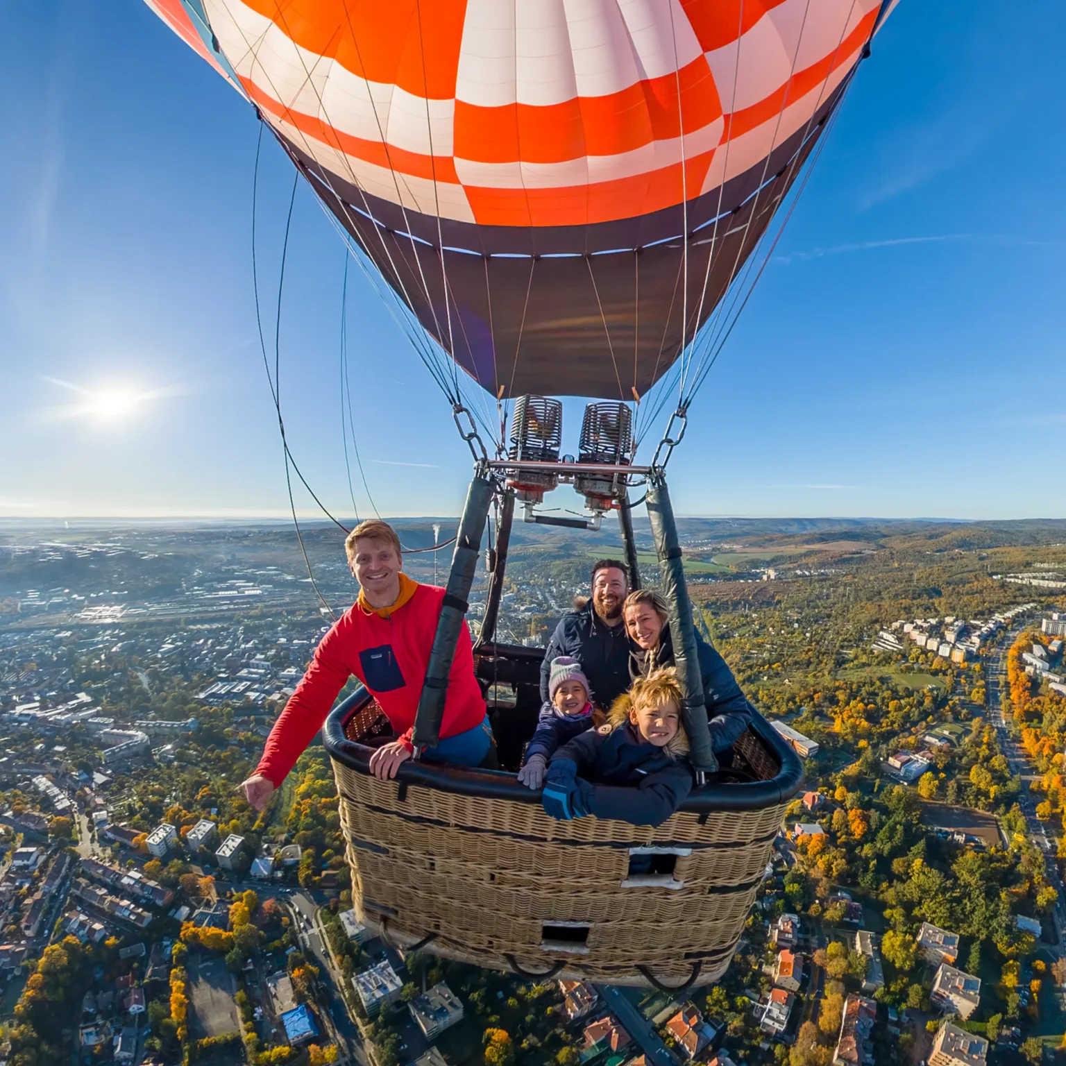 Pohled na vyhlídkový let balonem nad Brnem