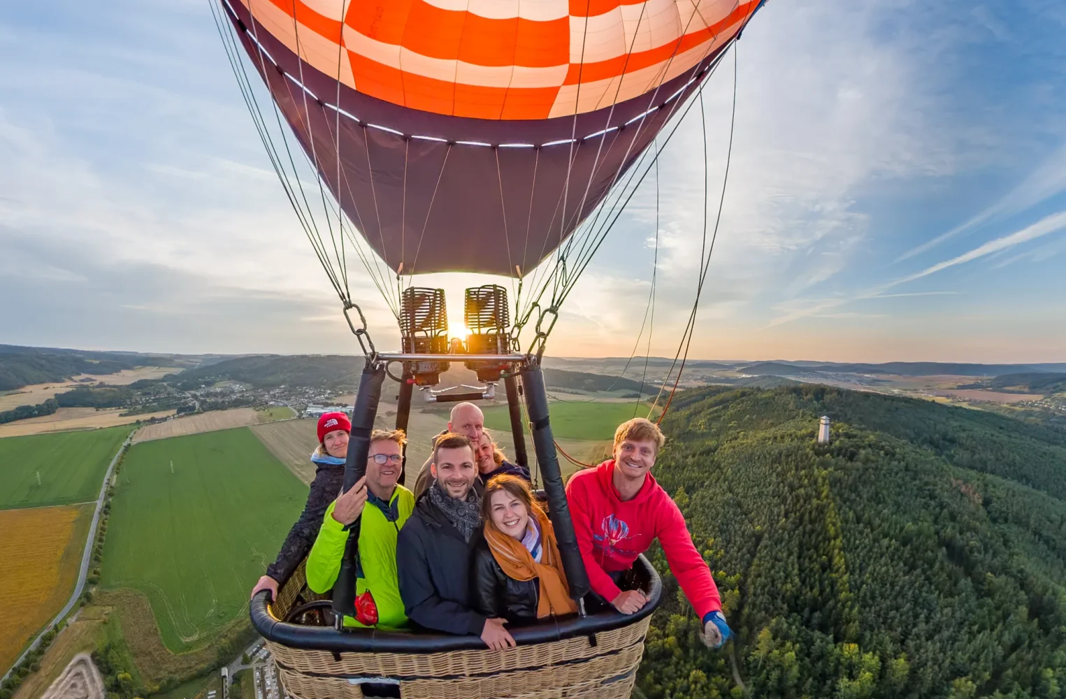 Ranní vyhlídkový let balonem Pohled na balon z 360 kamery během ranního vyhlídkového letu balonem nad Tišnovem